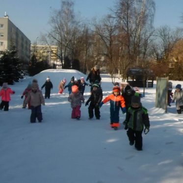 Zabawy na śniegu w grupie Słoneczek